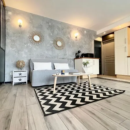 #f7 The Contemporary 6 Sleeps Wifi Tramway Apartment *